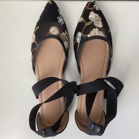 Ankle Strap Flats with Embroidered Floral Pattern Details - EUR 37 - Picture 11 of 12
